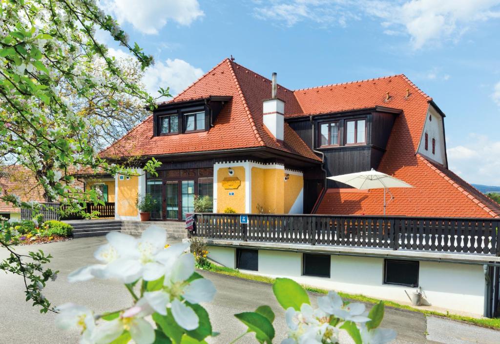 兰纳赫福鲁克斯佩森扎格勒霍夫酒店的一座带橙色屋顶的房屋