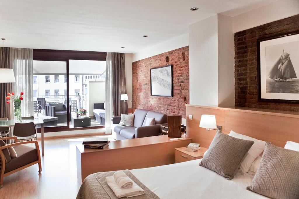 巴塞罗那韦洛公寓的酒店客房设有床和客厅。