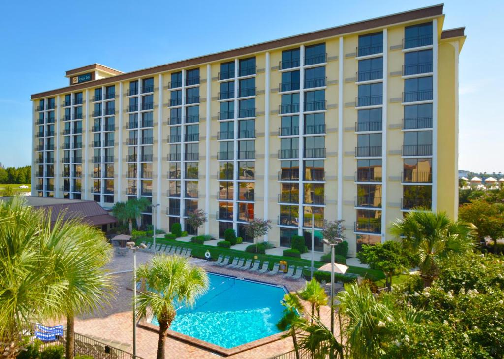 奥兰多环球影城罗森酒店的享有酒店空中景色,设有游泳池和棕榈树