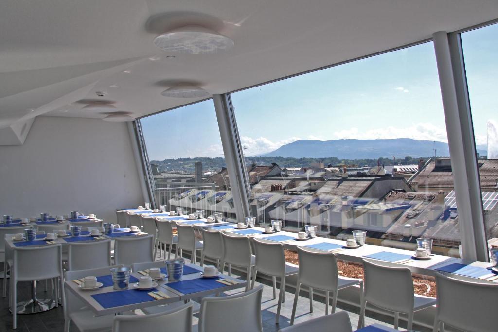 日内瓦水晶设计酒店的窗户房间里一排桌椅