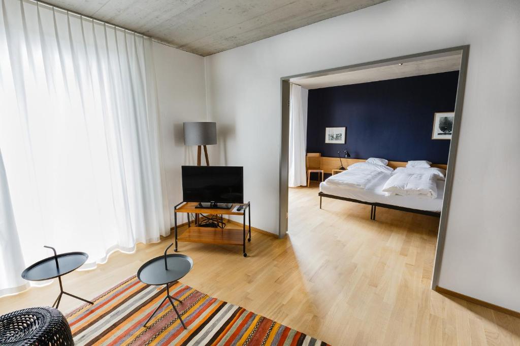 迪本多夫兹维巴克酒店的一间卧室配有一张床和一面大镜子