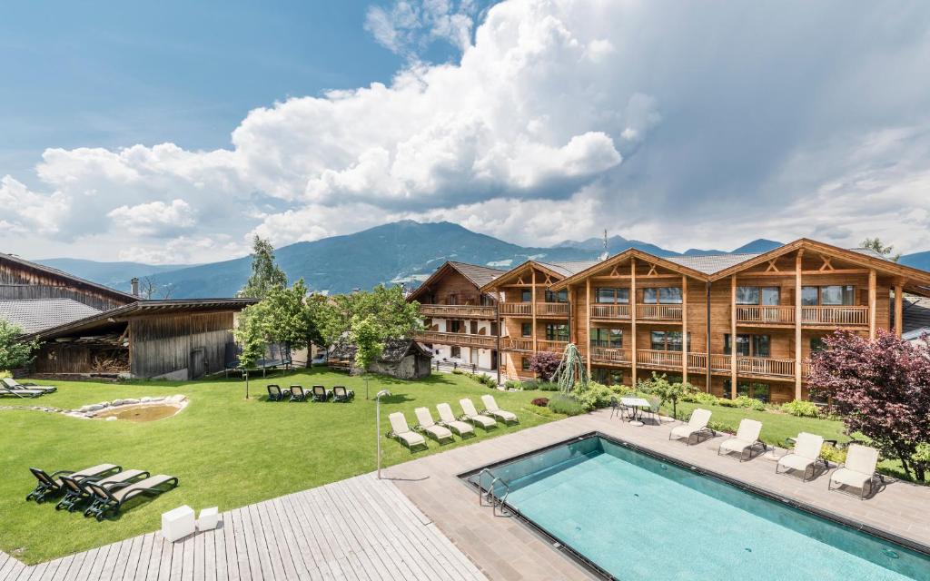 布列瑟农加塞尔霍夫酒店的享有带游泳池的度假村外部景致