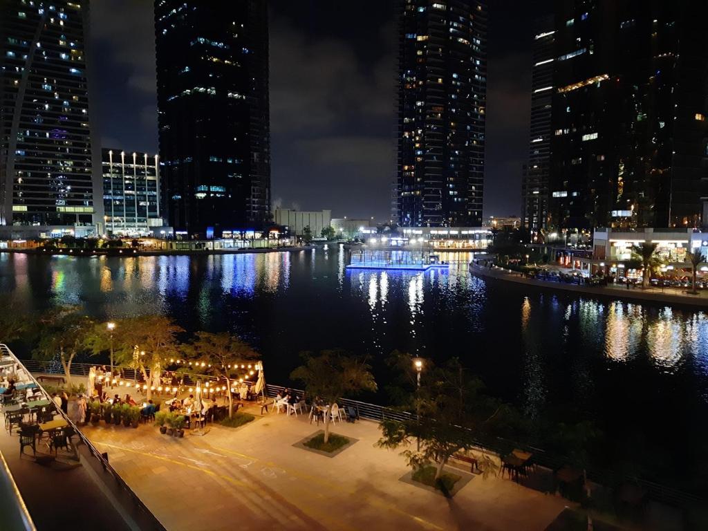 迪拜景观或在公寓看到的城市景观
