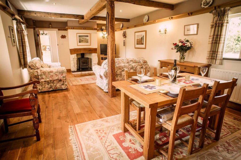 JohnstonCharming Welsh Cottage的一间带桌子的用餐室和一间客厅