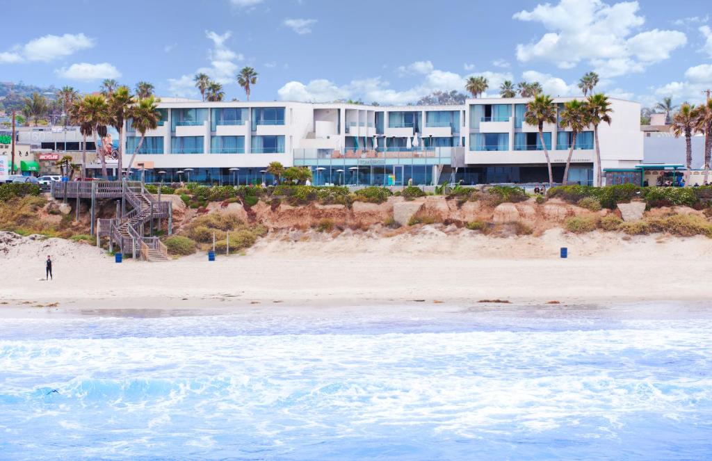 圣地亚哥塔23酒店的海滩上一座大型的海洋建筑