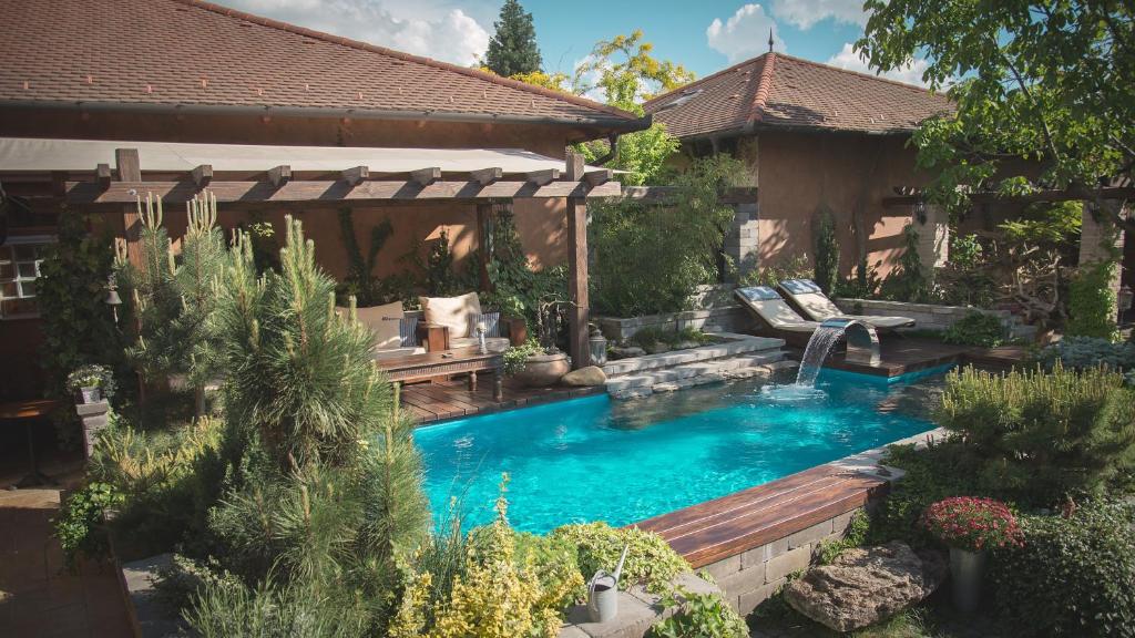 贝凯什乔包Luxus Wellness Apartman的一座房子后院的游泳池
