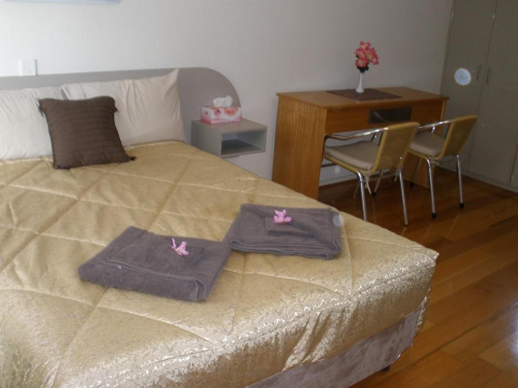 Coopernook棕榈树绿洲汽车旅馆 的一间卧室配有一张床,上面有两条毛巾