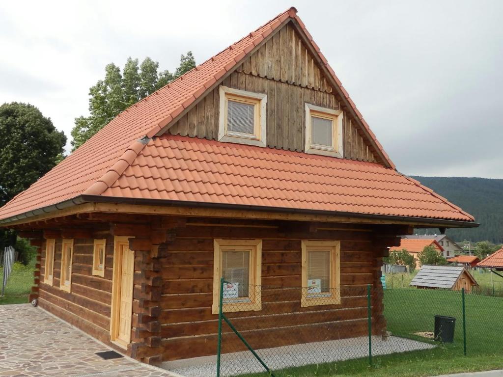 赫拉布斯Drevenica Hrabušice的小木屋,带橙色屋顶