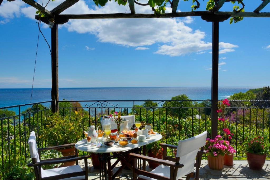 霍里顿郝瑞泰 - 艾格纳缇酒店的一张桌子,上面有食物,享有海景
