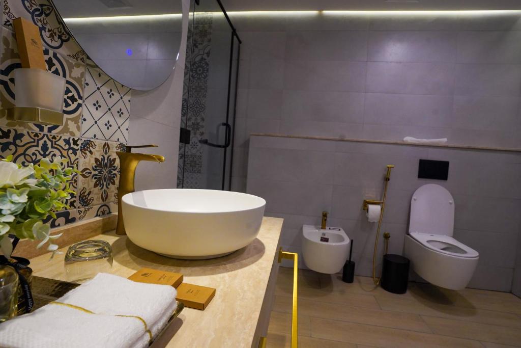 迪拜Al Marmoom Oasis Luxury Experiential Desert Domes的带大浴缸和马桶的浴室