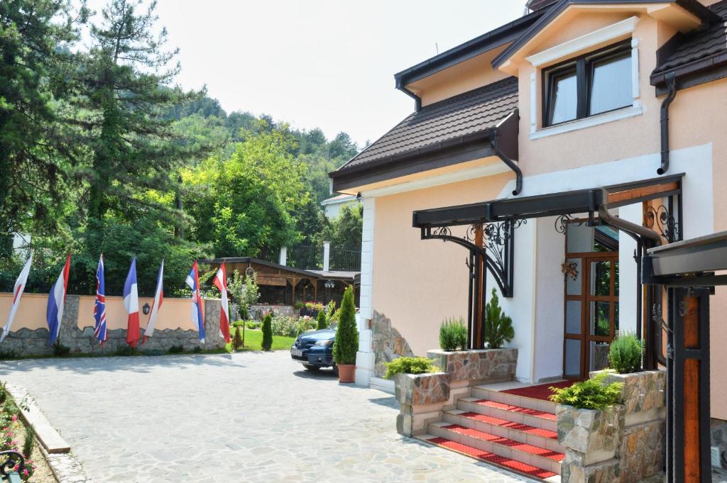 斯科普里Villa Vodno的前面有旗帜的房子