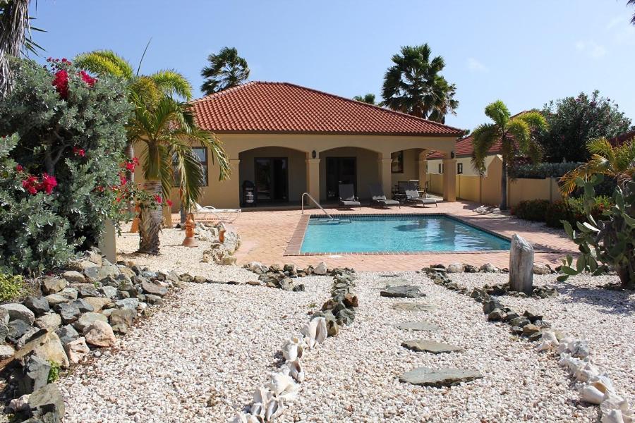 棕榈滩Perfect Sunset View的庭院中带游泳池的房子