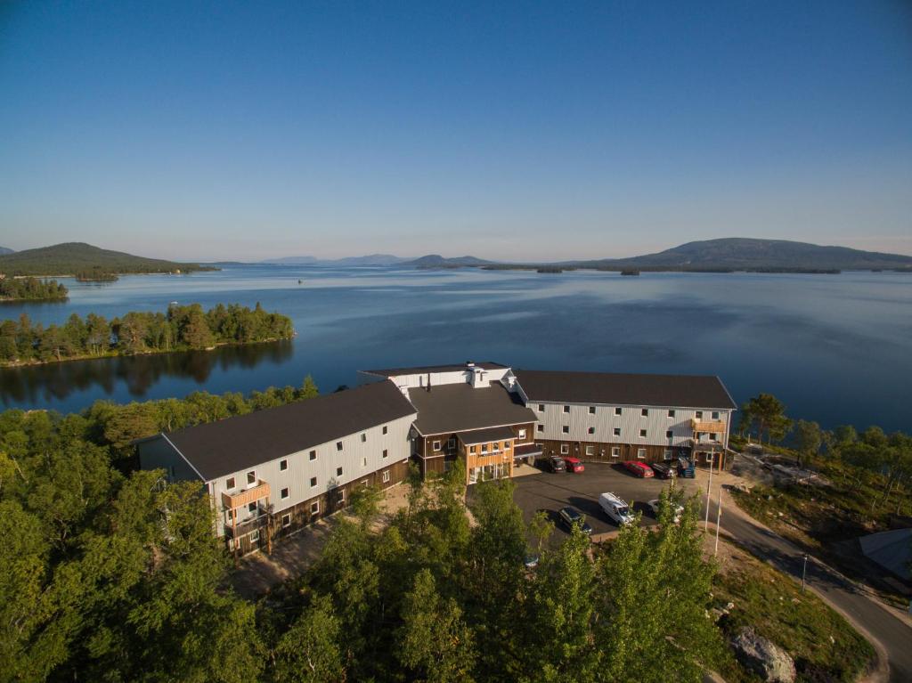 阿尔耶普卢格胡纳万酒店的享有湖上度假村的空中景致
