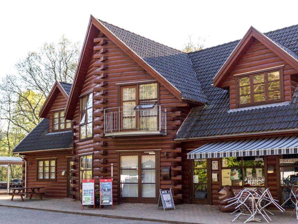 锡尔克堡Silkeborg Sø Camping Apartments的小木屋,设有黑色屋顶
