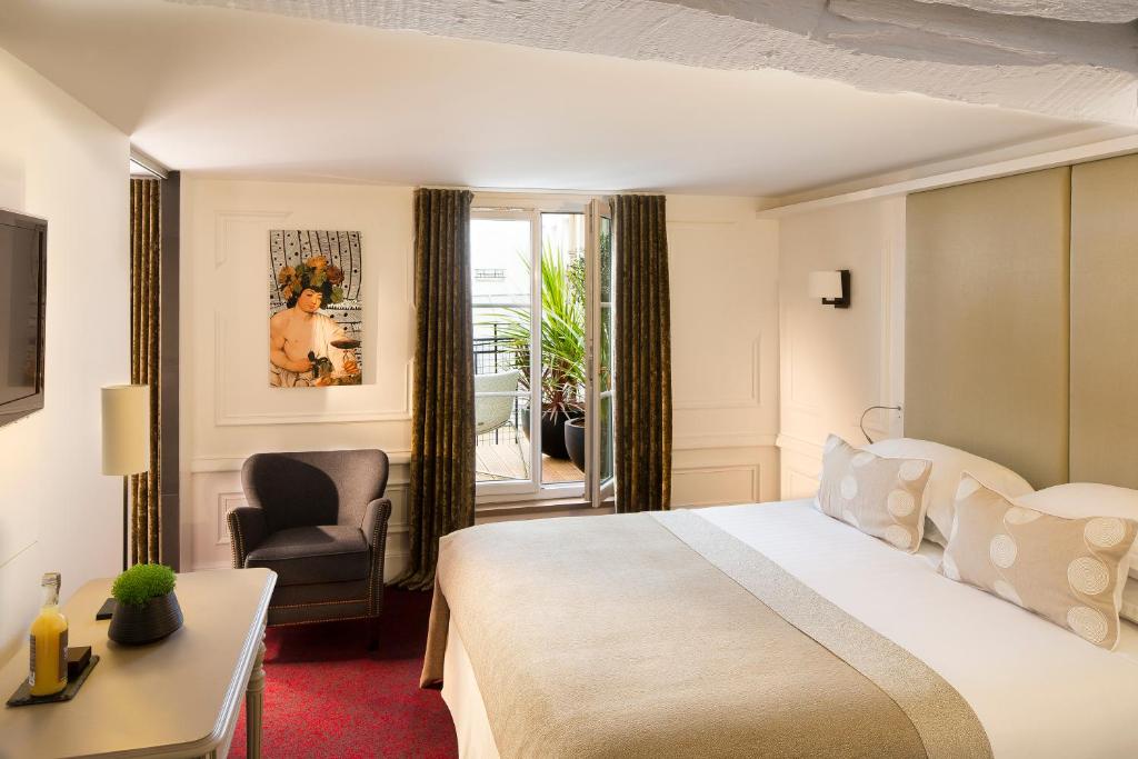 巴黎莫利亚酒店的酒店客房配有一张床、一张桌子和一把椅子。