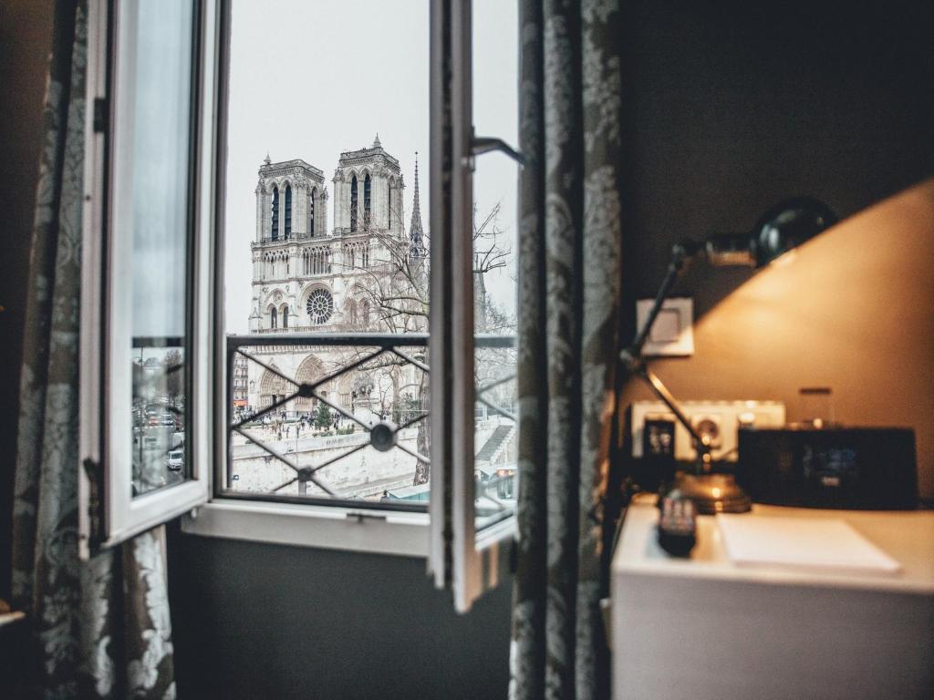 巴黎圣米歇尔圣母酒店的享有大楼景致的窗户