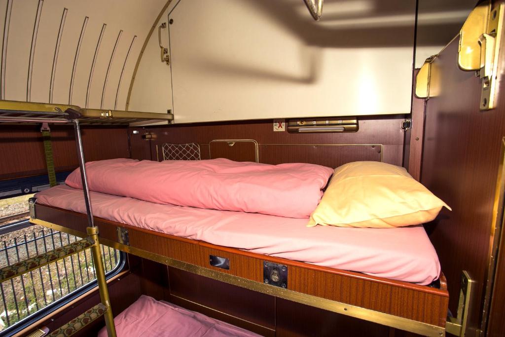 阿姆斯特丹火车旅舍客房内的一张或多张床位