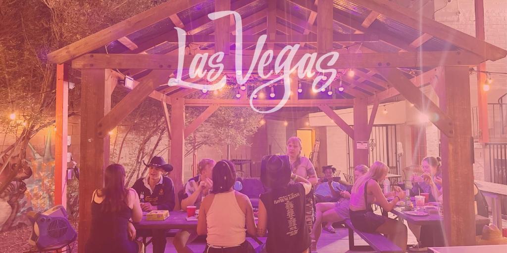 拉斯维加斯Sin City Hostel的坐在桌子下面的一组人