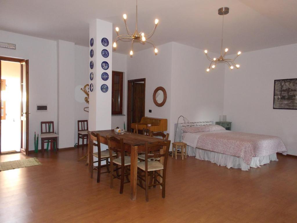 Andorno Micca勒巴沃格利奥宾馆的客厅配有桌子和床。