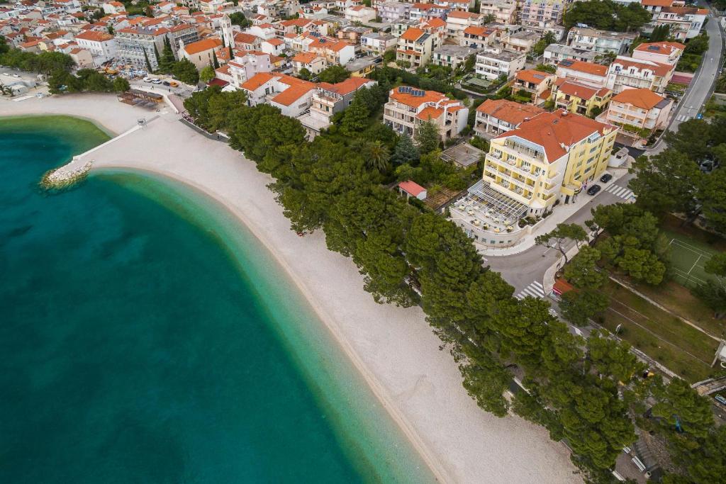 巴什卡沃达Hotel Villa Bacchus的海滩上的度假村的空中景观