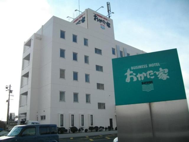 丰桥市冈田屋碧沙酒店的前面有标志的白色建筑