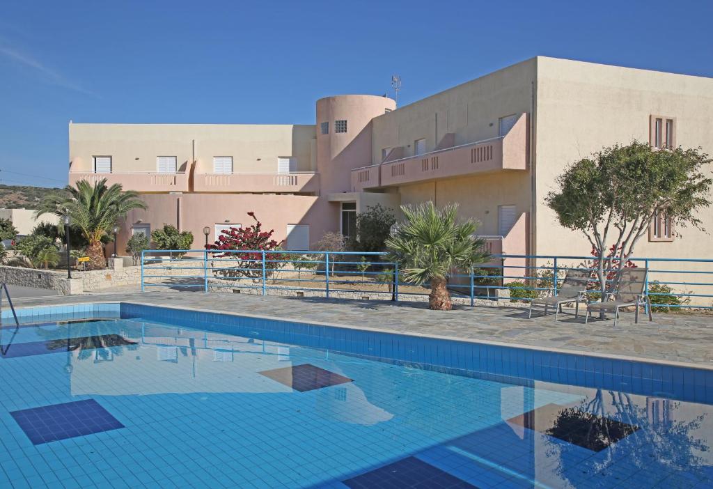 锡蒂亚海风酒店的大楼前的大型游泳池