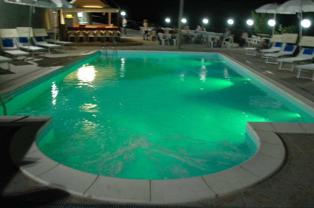 帕奥拉拉帕洛姆巴拉农庄酒店的水中有一个女人的游泳池