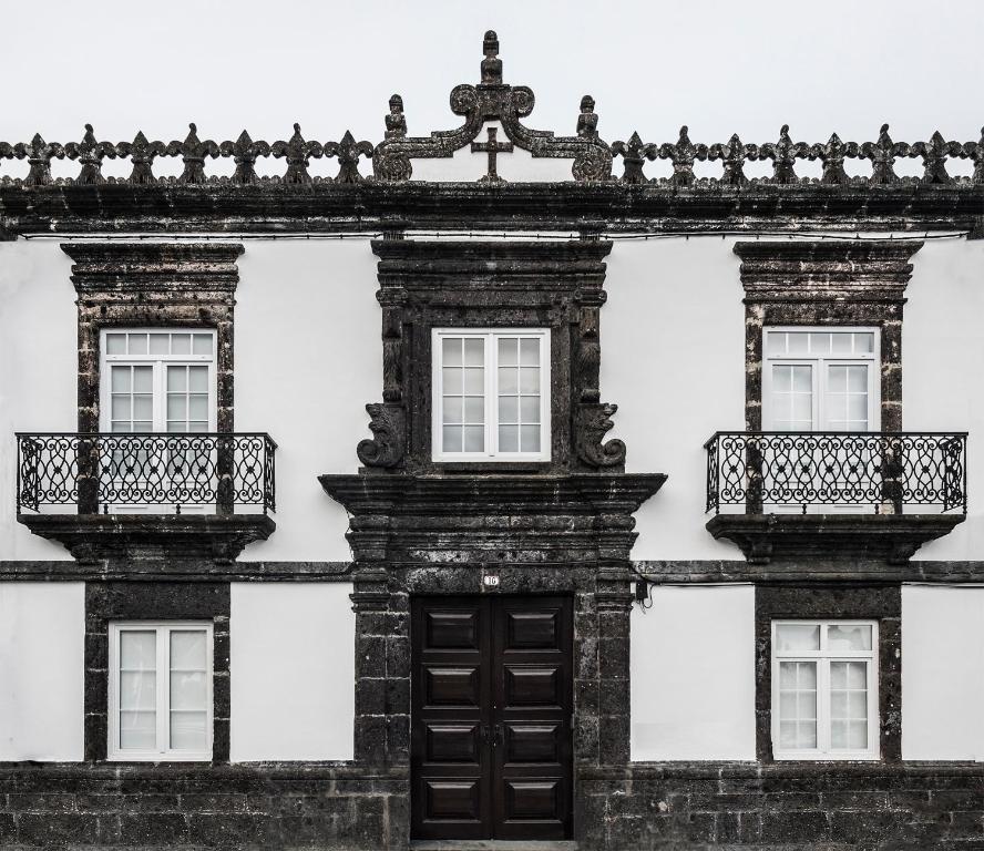 蓬塔德尔加达Casa do Campo de São Francisco的一座带三扇窗户和门的古老建筑