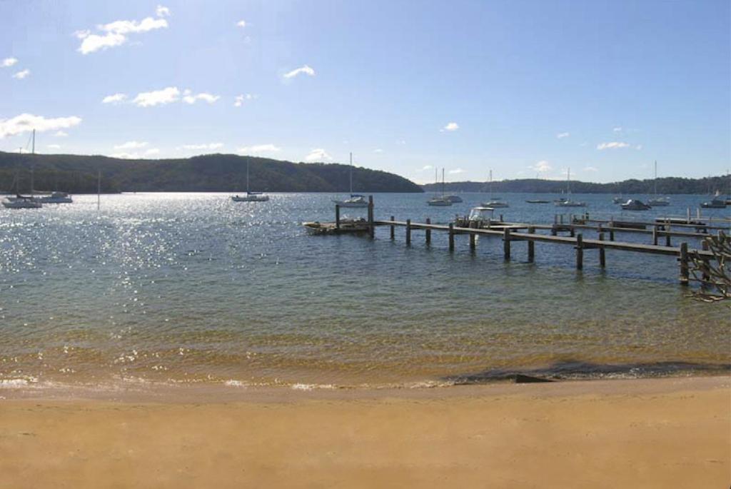 Scotland IslandIsland Paradise - Private Waterfront Retreat的湖上码头,水中有船