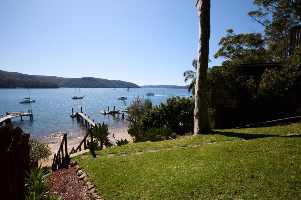 Scotland IslandIsland Paradise - Private Waterfront Retreat的海滩上的船只