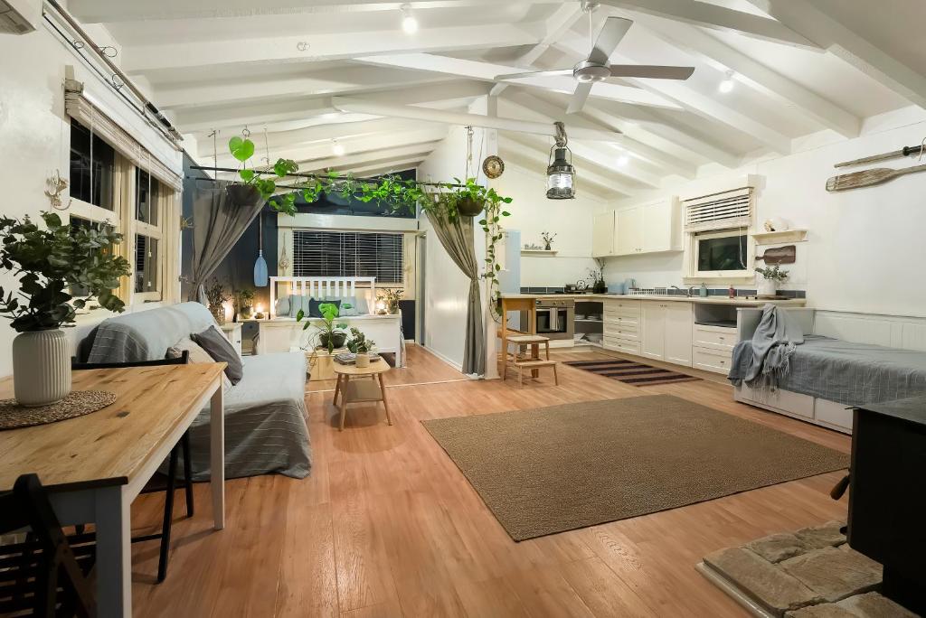 Island Paradise - Private Waterfront Retreat的厨房或小厨房