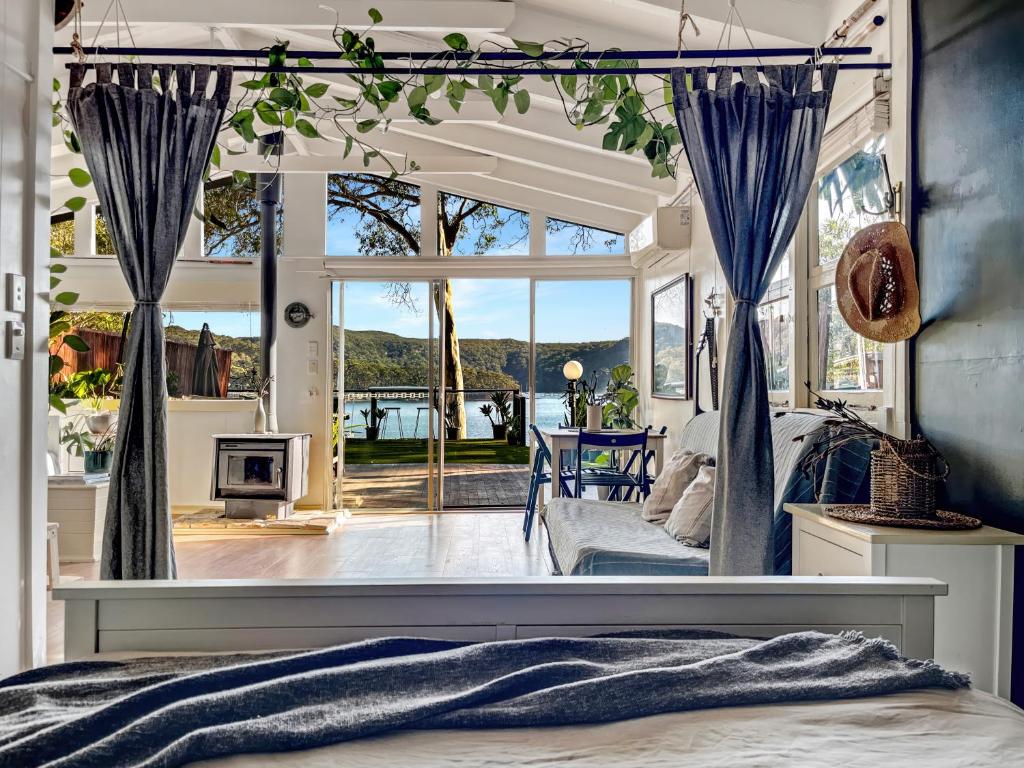 Island Paradise - Private Waterfront Retreat客房内的一张或多张床位
