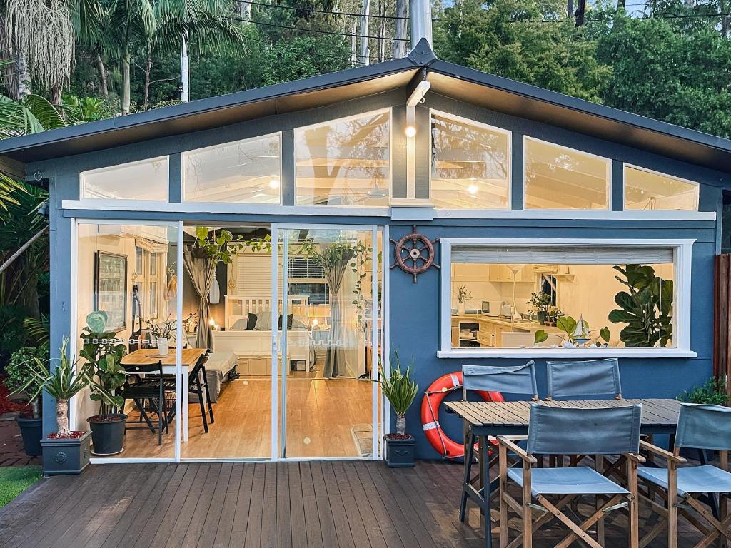 Island Paradise - Private Waterfront Retreat外面的花园