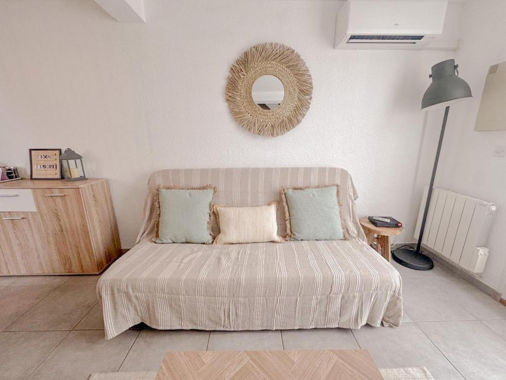 Maison vacances proche de la mer客房内的一张或多张床位