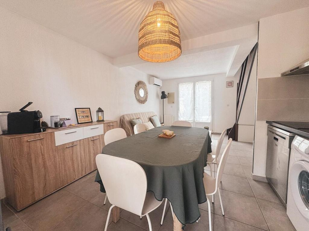 Maison vacances proche de la mer的厨房或小厨房