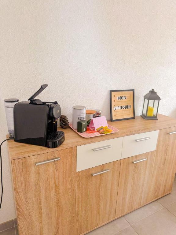 Maison vacances proche de la mer的厨房或小厨房