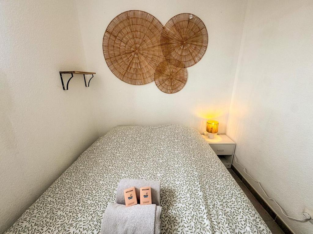 Maison vacances proche de la mer客房内的一张或多张床位