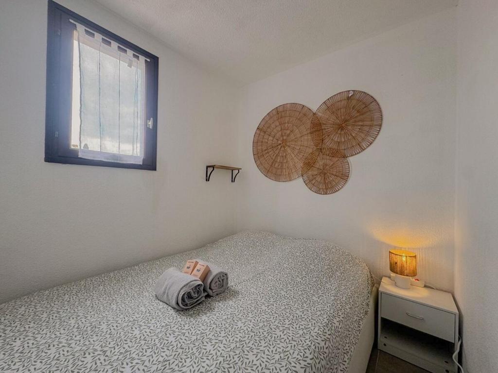 乐巴凯尔斯Maison vacances proche de la mer的一间有床和窗户的小卧室