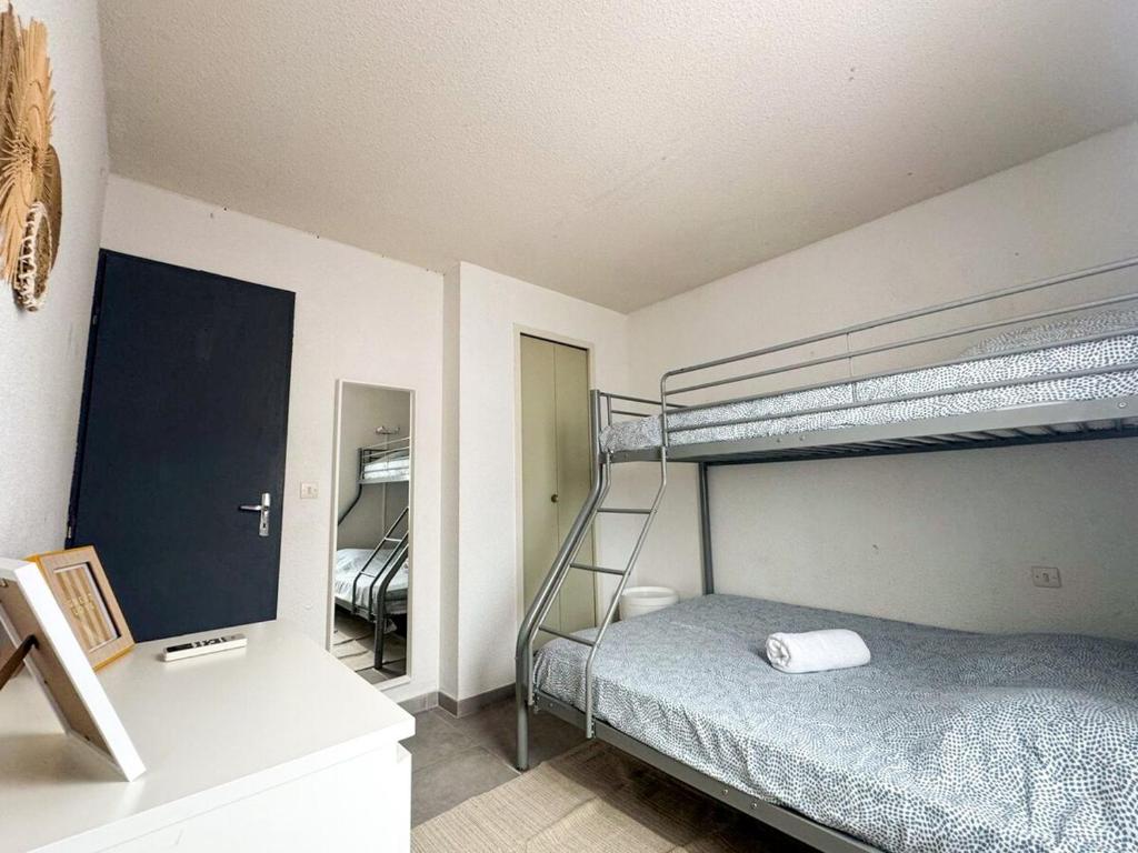 Maison vacances proche de la mer客房内的一张或多张床位