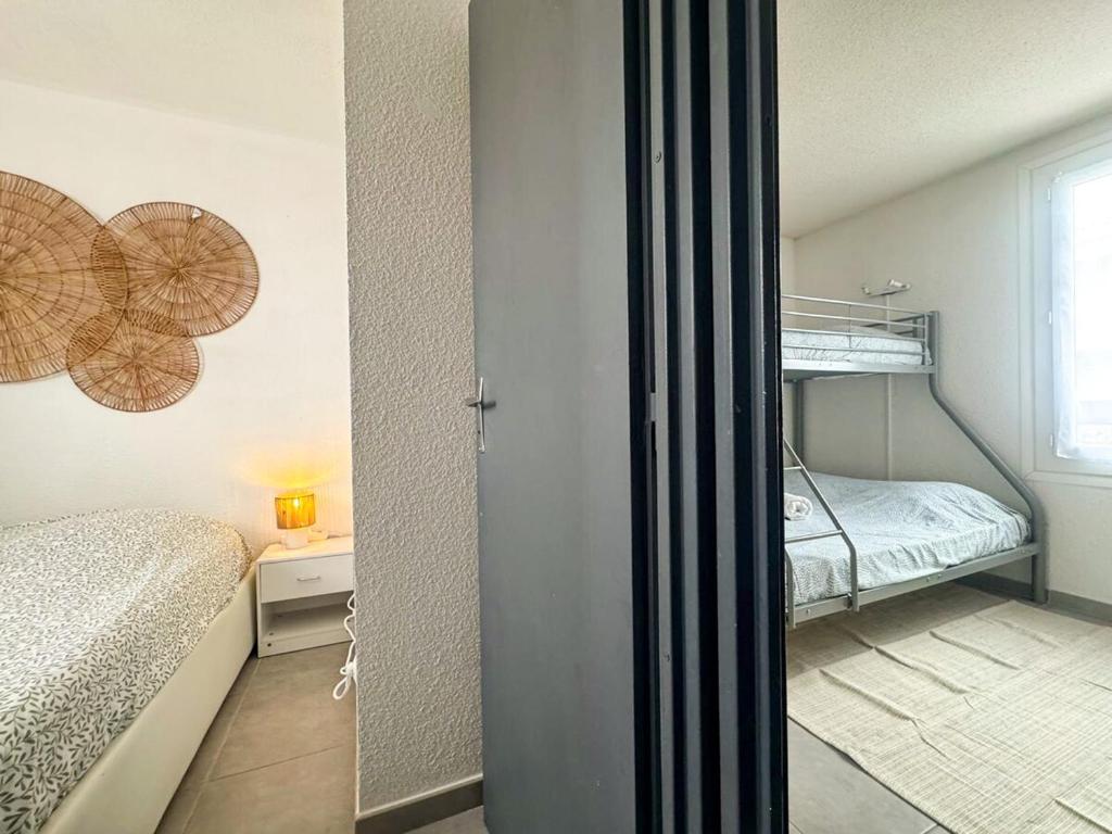 Maison vacances proche de la mer客房内的一张或多张床位