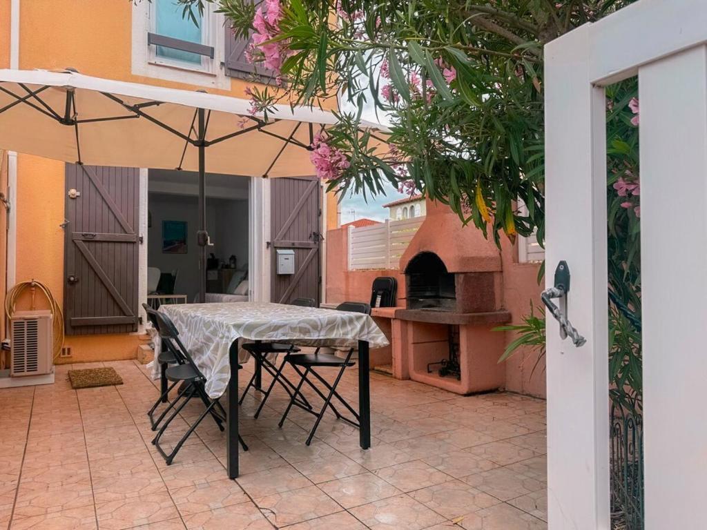 Maison vacances proche de la mer的庭院或其他户外区域