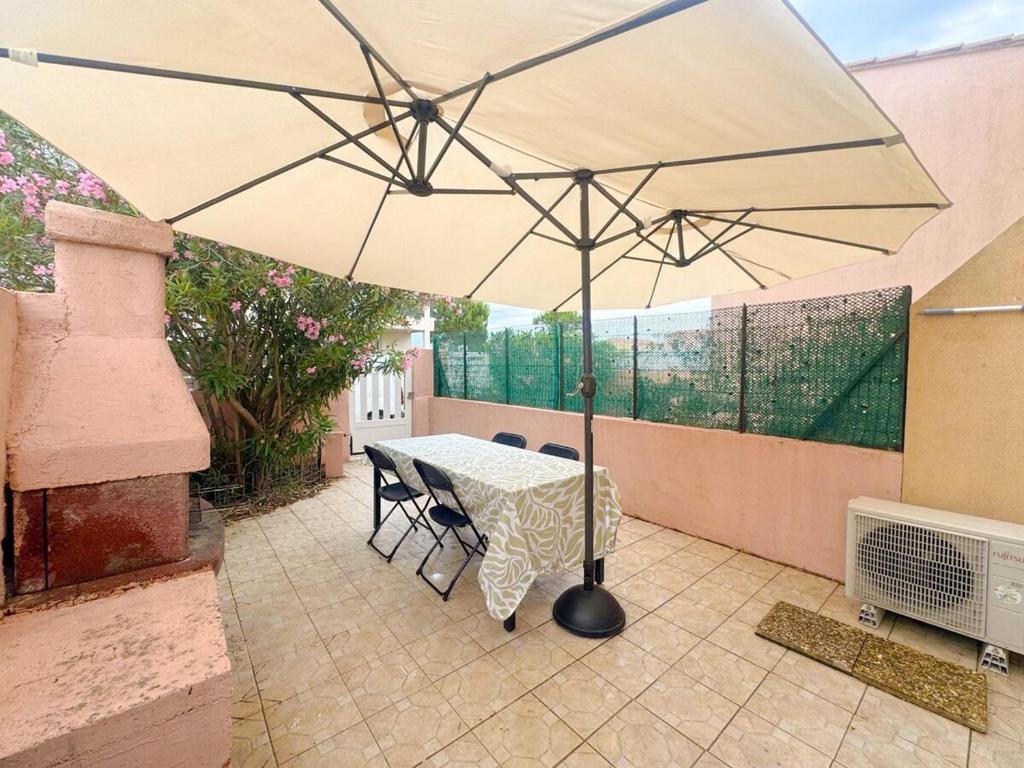 Maison vacances proche de la mer的阳台或露台