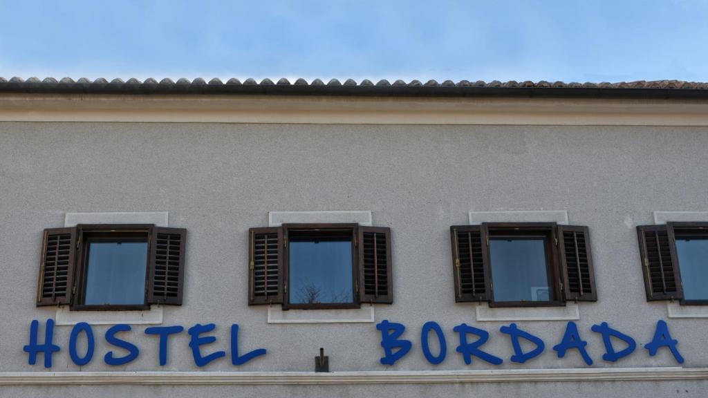 克拉列维察Hostel Bordada的建筑一侧的医院标志,带有窗户