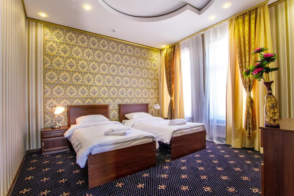 金色之夜酒店客房内的一张或多张床位