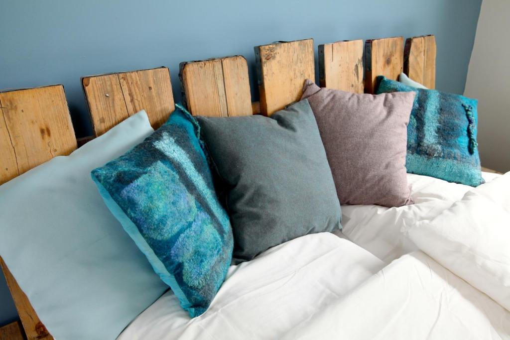 LettelbertKleine Buurt aan de Weide的床上铺有蓝色枕头的床