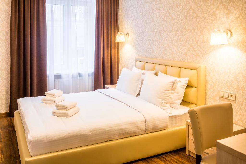 利沃夫OK Apartments Lviv的酒店客房,配有带毛巾的床