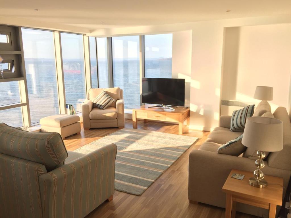 爱丁堡爱丁堡西港公寓的客厅配有两张沙发和一台电视