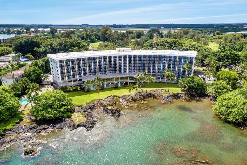 希洛Hilo Hawaiian Hotel, Trademark Collection by Wyndham的酒店和水域的俯视图
