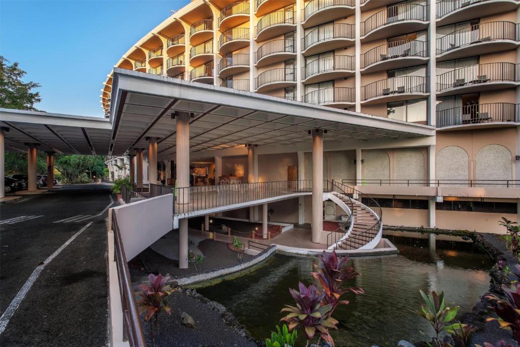 希洛Hilo Hawaiian Hotel, Trademark Collection by Wyndham的建筑物的外部景观
