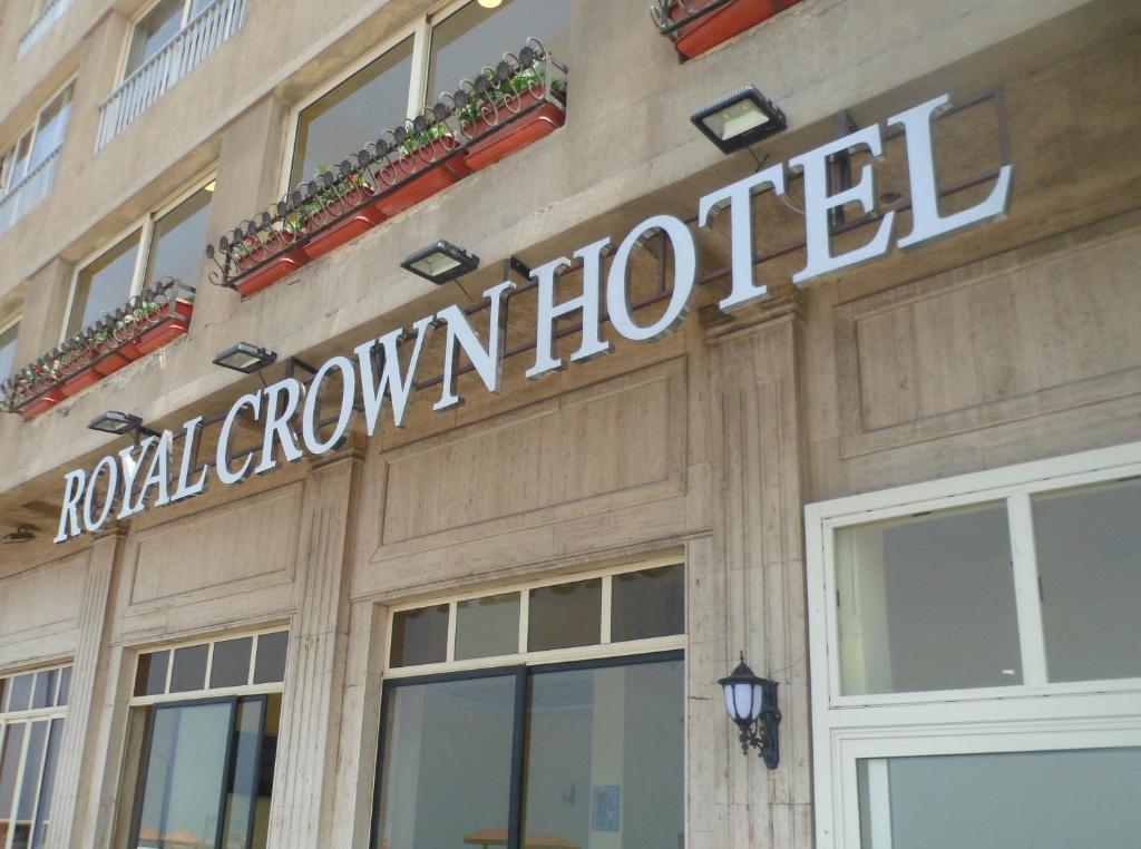 亚历山大Royal Crown Hotel عائلات فقط的建筑的侧面有标志